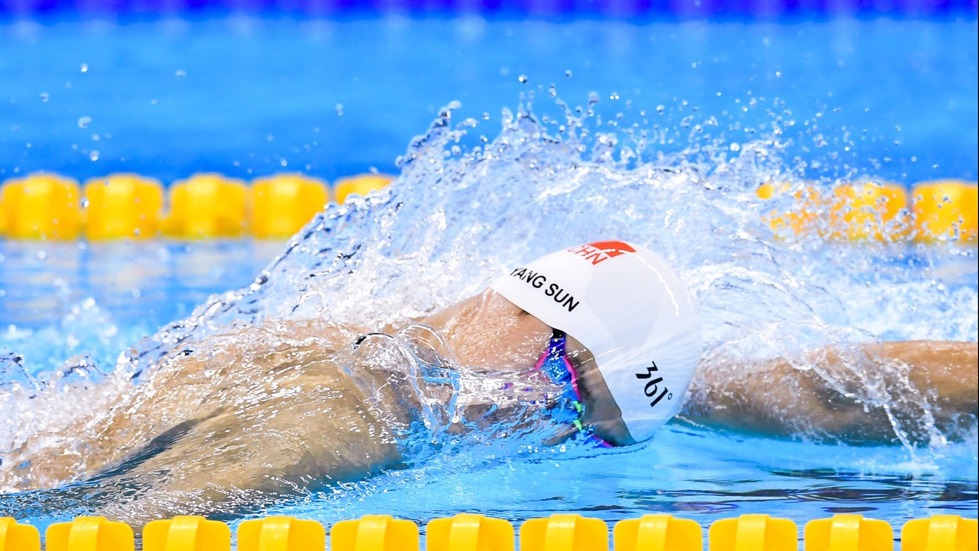 大屏幕上的祝福和呼喊，欧冠夜晚的感人瞬间，欧冠段子